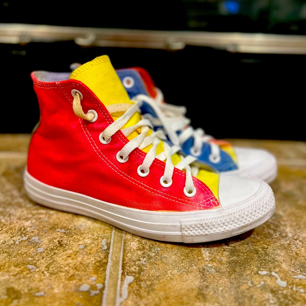 Custom converse shoes men’s size 6 women's size 8
Only wore one time.